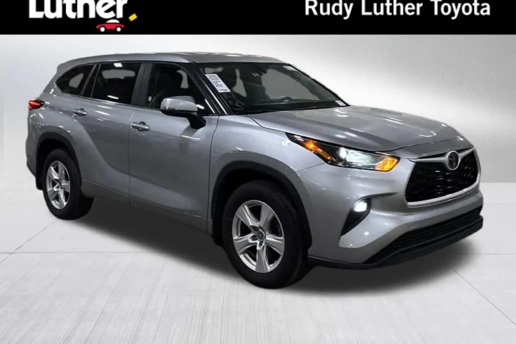2024 Toyota Highlander LE photo 1