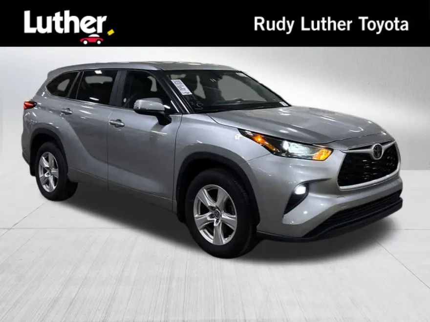 2024 Toyota Highlander LE photo 1