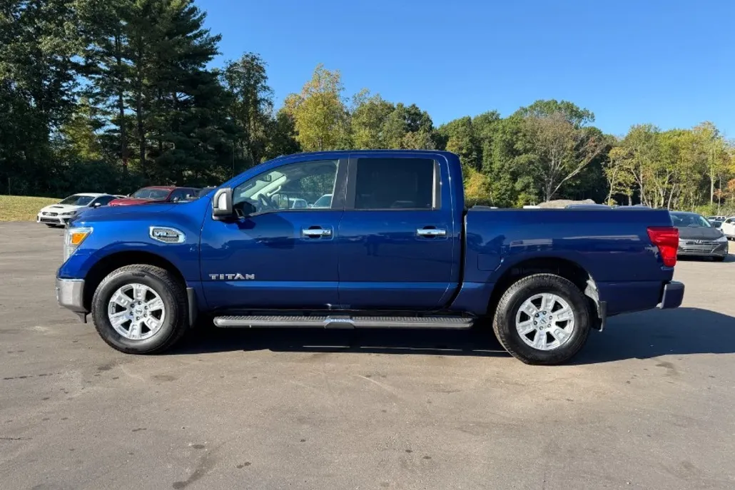 2017 Nissan Titan SV Crew Cab photo 1