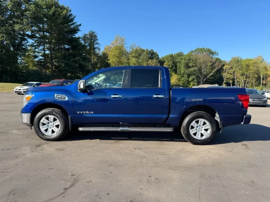 2017 Nissan Titan SV Crew Cab photo 1