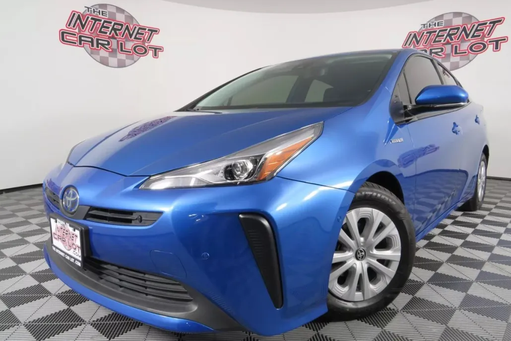 2021 Toyota Prius LE photo 1