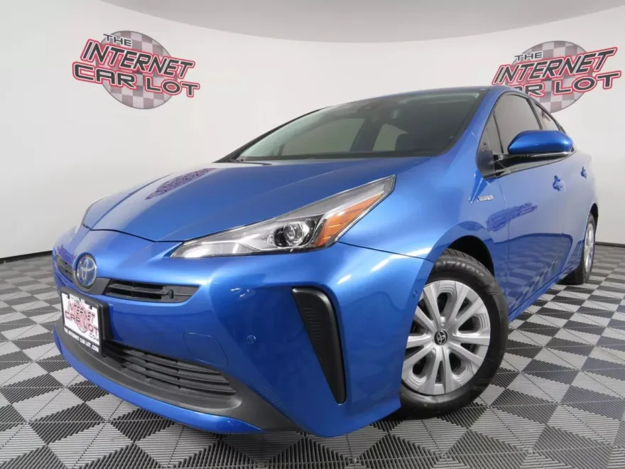 2021 Toyota Prius LE photo 1