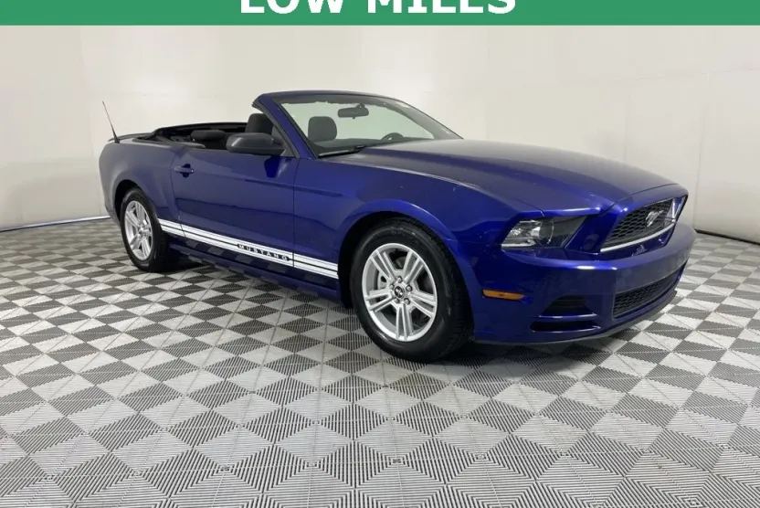 2013 Ford Mustang V6 Convertible photo 1