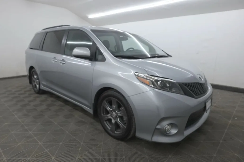 2017 Toyota Sienna SE Premium photo 1