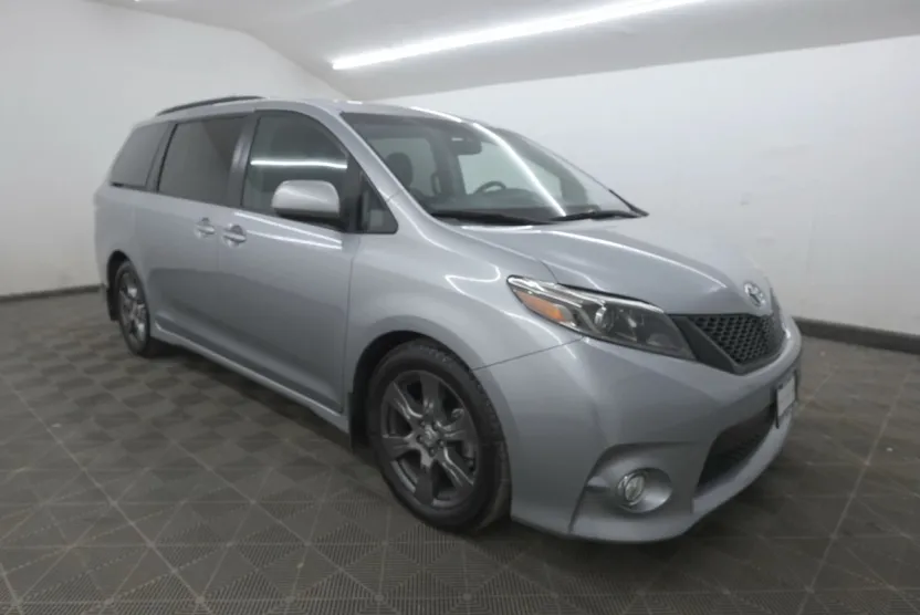 2017 Toyota Sienna SE Premium photo 1
