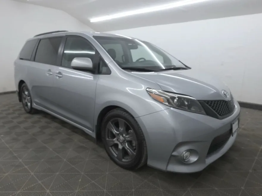 2017 Toyota Sienna SE Premium photo 1