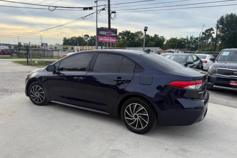 2021 Toyota Corolla LE photo 1