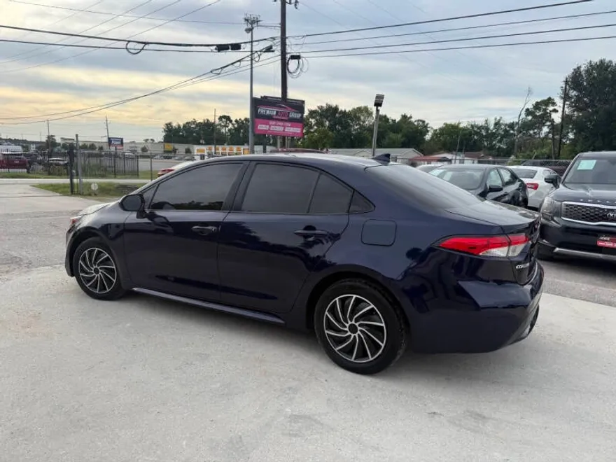 2021 Toyota Corolla LE photo 1