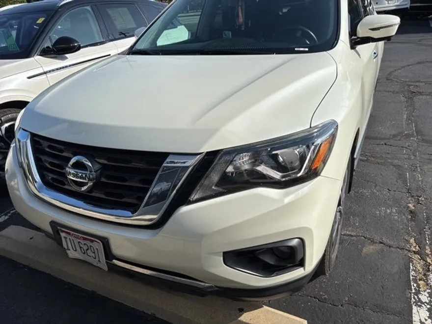 2017 Nissan Pathfinder Platinum photo 1