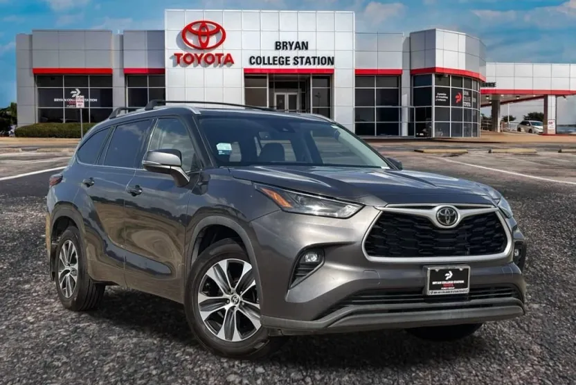 2022 Toyota Highlander XLE photo 1