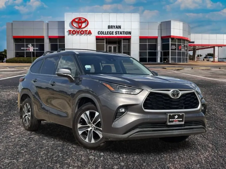 2022 Toyota Highlander XLE photo 1