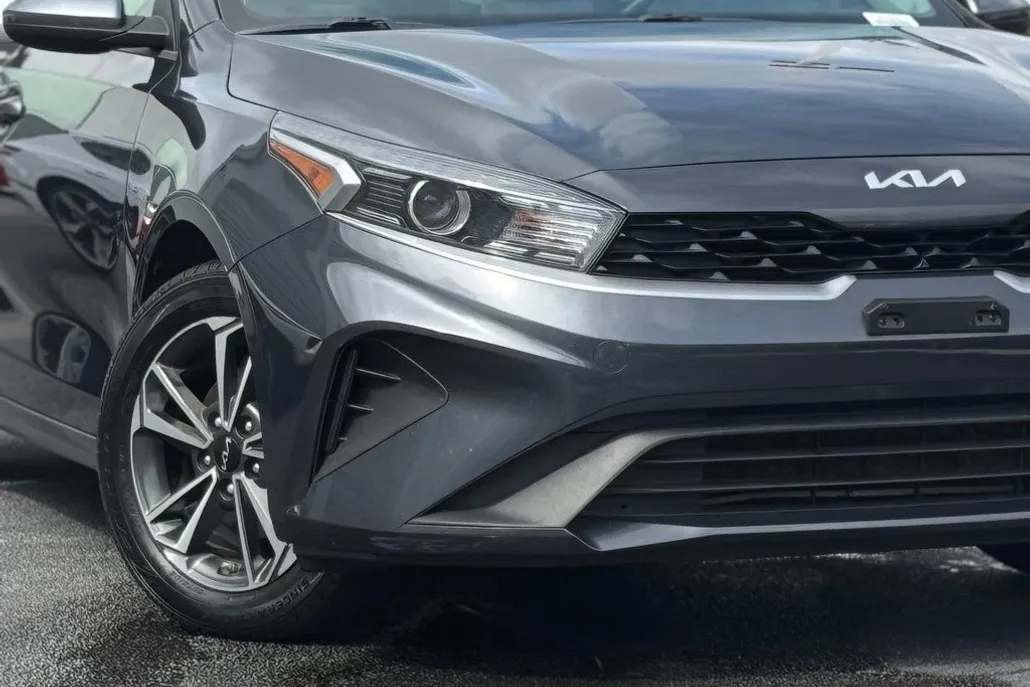 2023 Kia Forte LXS photo 1