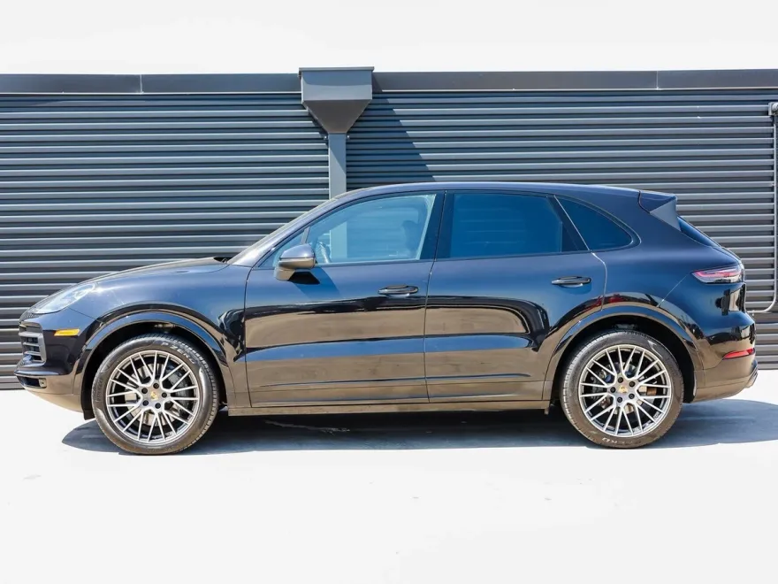 2022 Porsche Cayenne S photo 1