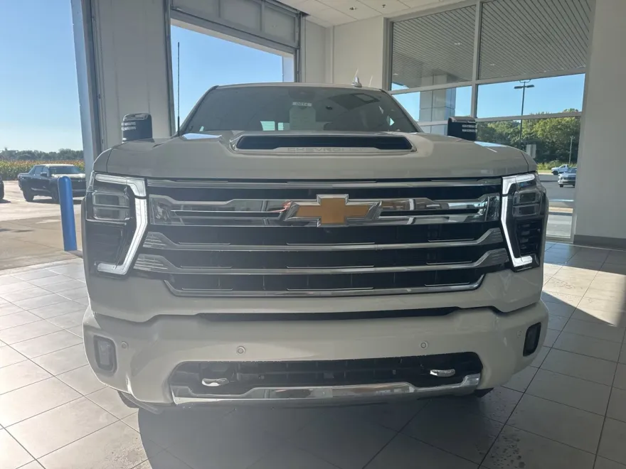 2025 Chevrolet Silverado 2500HD High Country photo 1