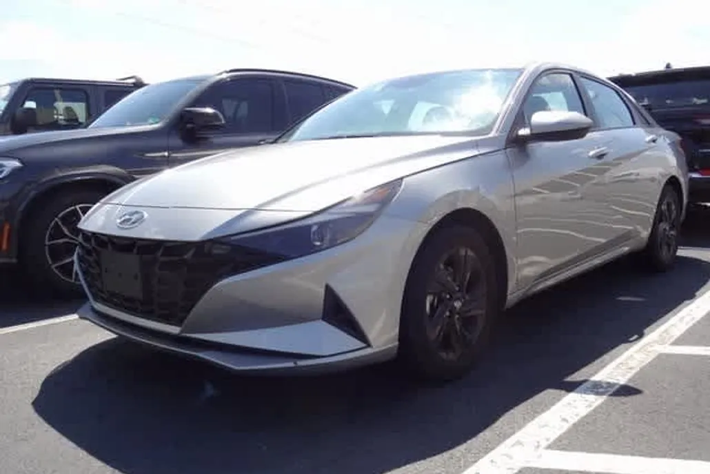 2023 Hyundai Elantra SEL photo 1