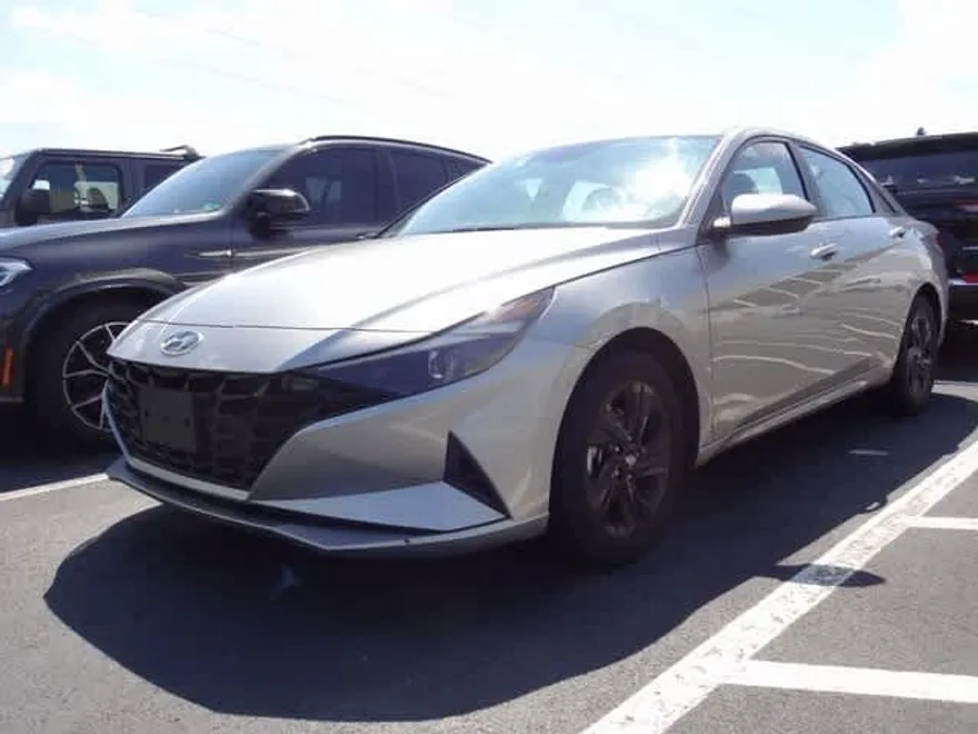2023 Hyundai Elantra SEL photo 1
