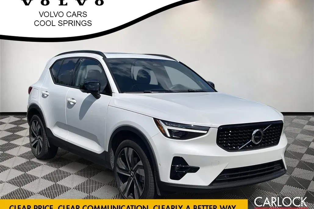 2025 Volvo XC40 photo 1