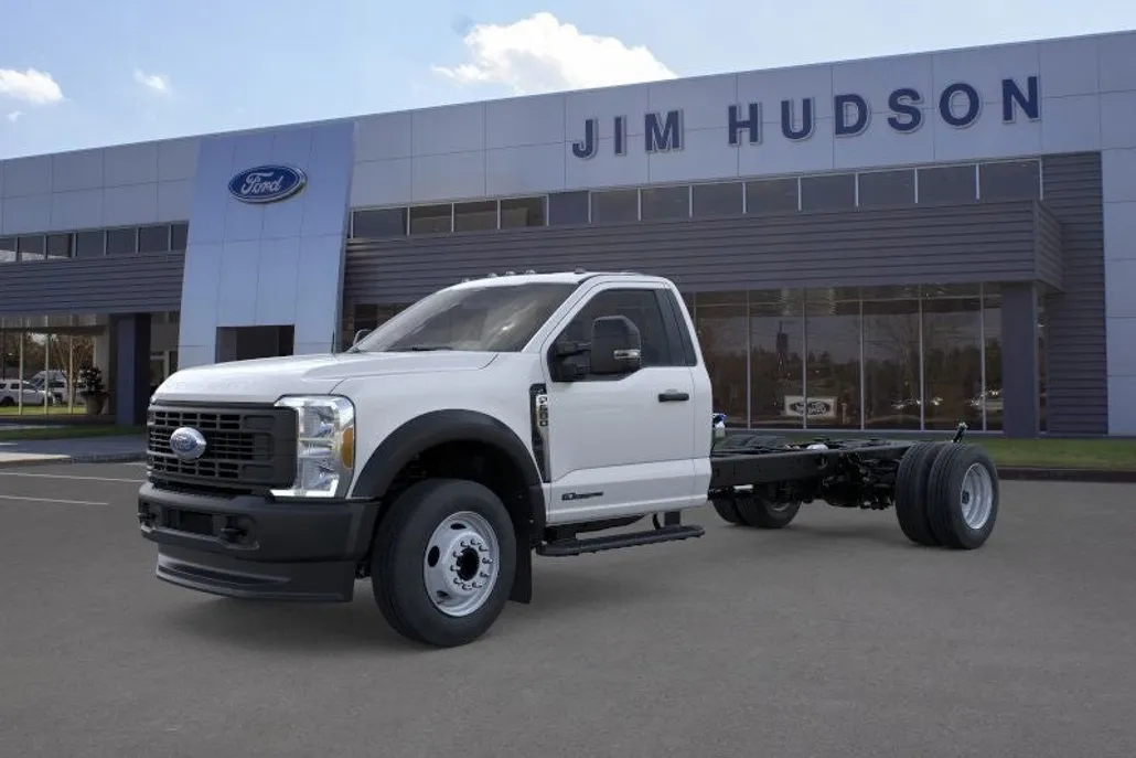 2025 Ford F-600 photo 1