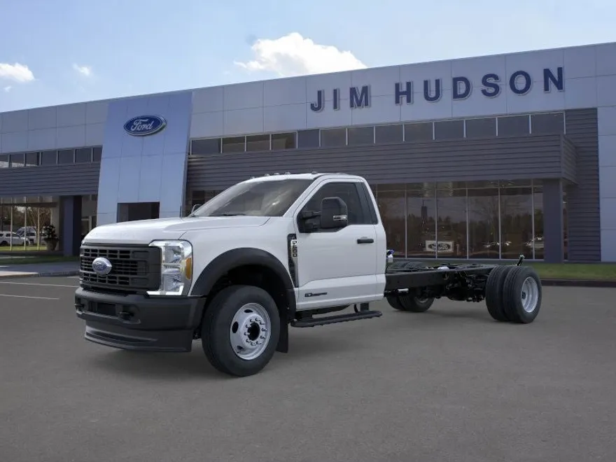 2025 Ford F-600 photo 1