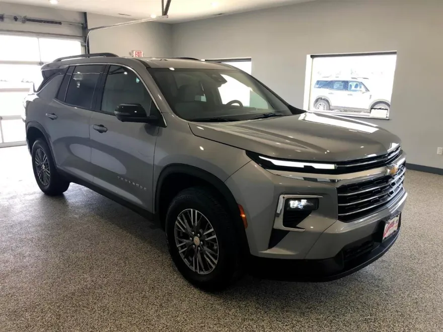 2026 Chevrolet Traverse 2LT photo 1