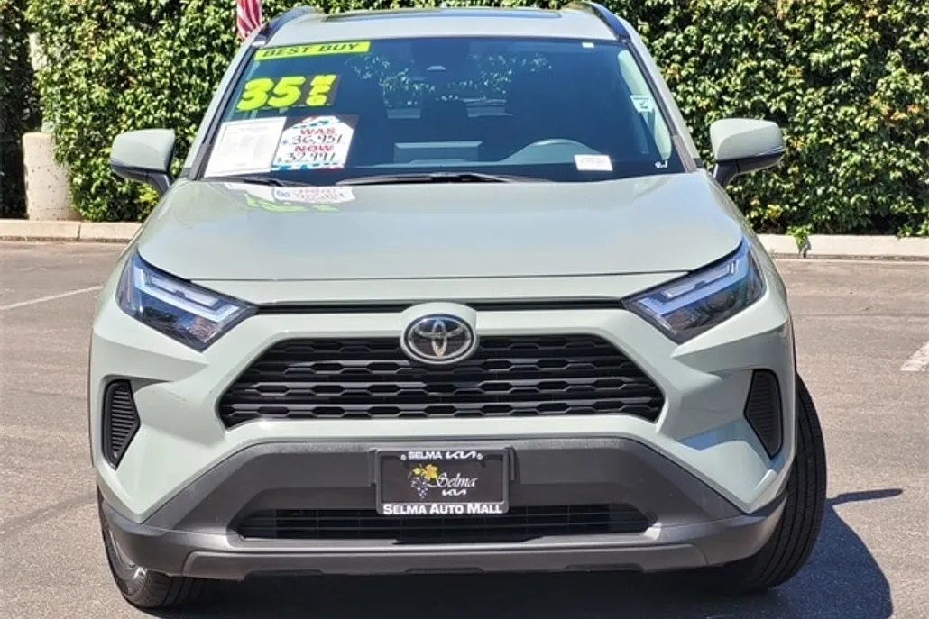 2022 Toyota RAV4 XLE photo 1