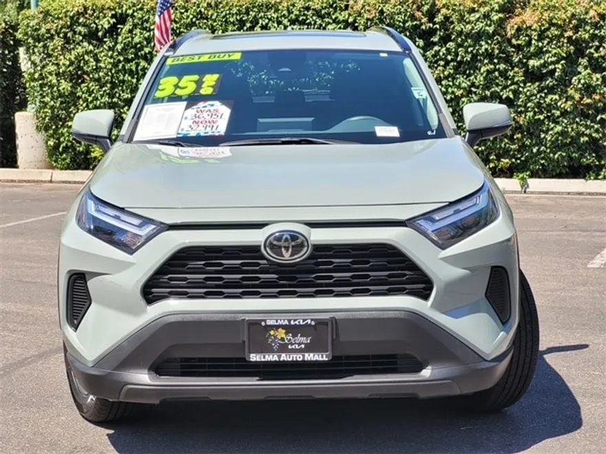 2022 Toyota RAV4 XLE photo 1