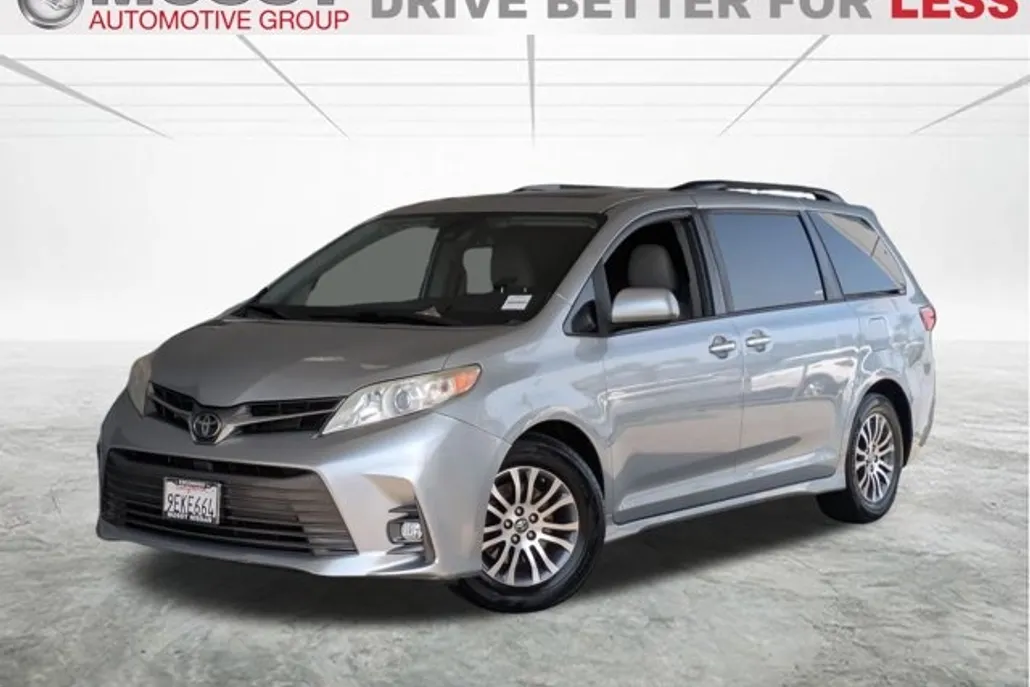 2020 Toyota Sienna LE photo 1