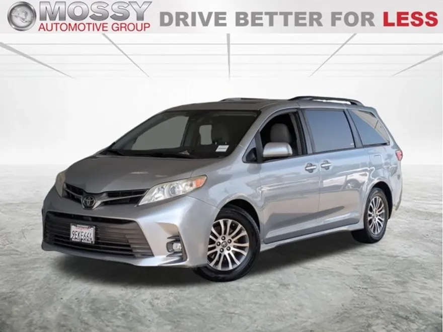 2020 Toyota Sienna LE photo 1