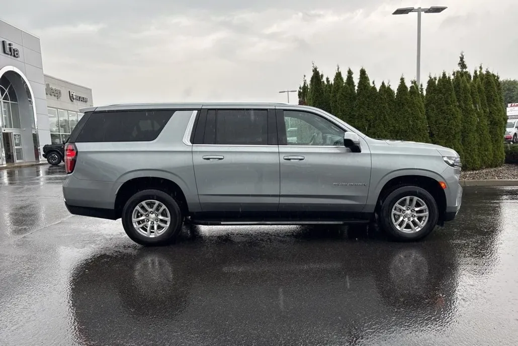 2024 Chevrolet Suburban LT photo 1