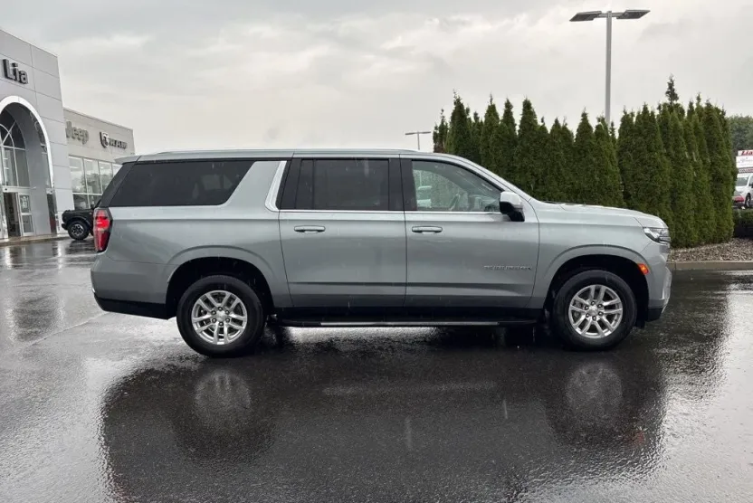 2024 Chevrolet Suburban LT photo 1