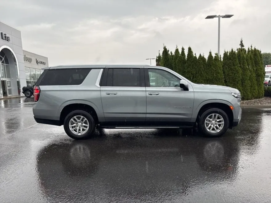 2024 Chevrolet Suburban LT photo 1
