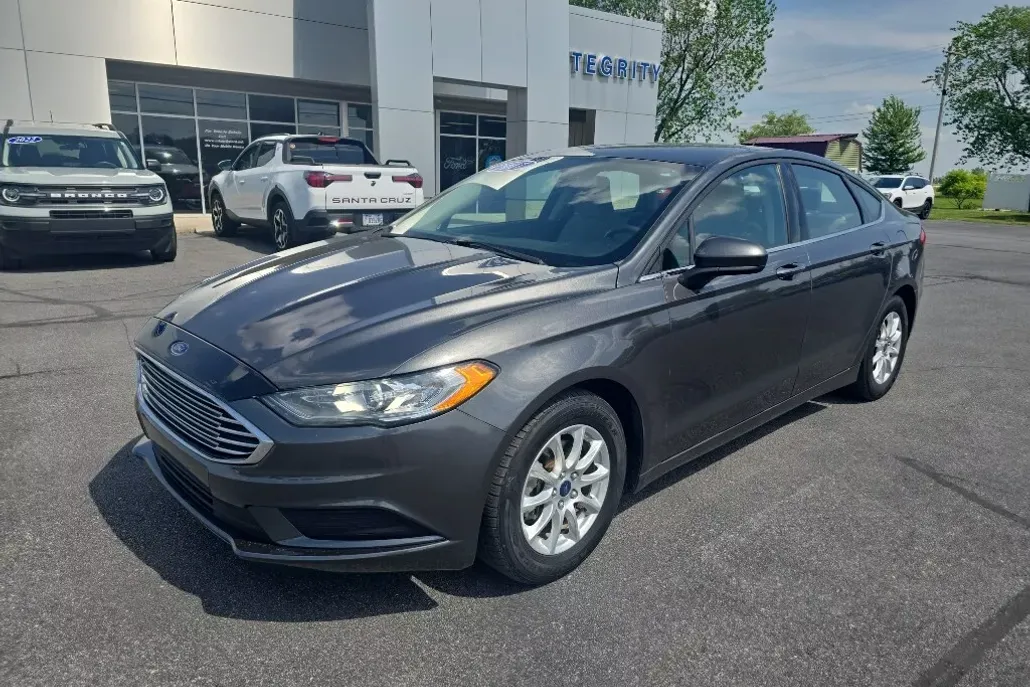 2017 Ford Fusion S photo 1