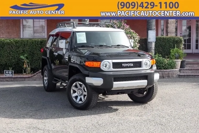 2014 Toyota FJ Cruiser Base photo 1