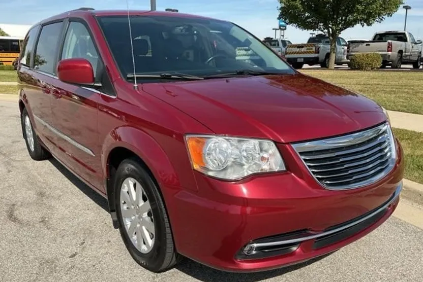 2014 Chrysler Town & Country Touring photo 1