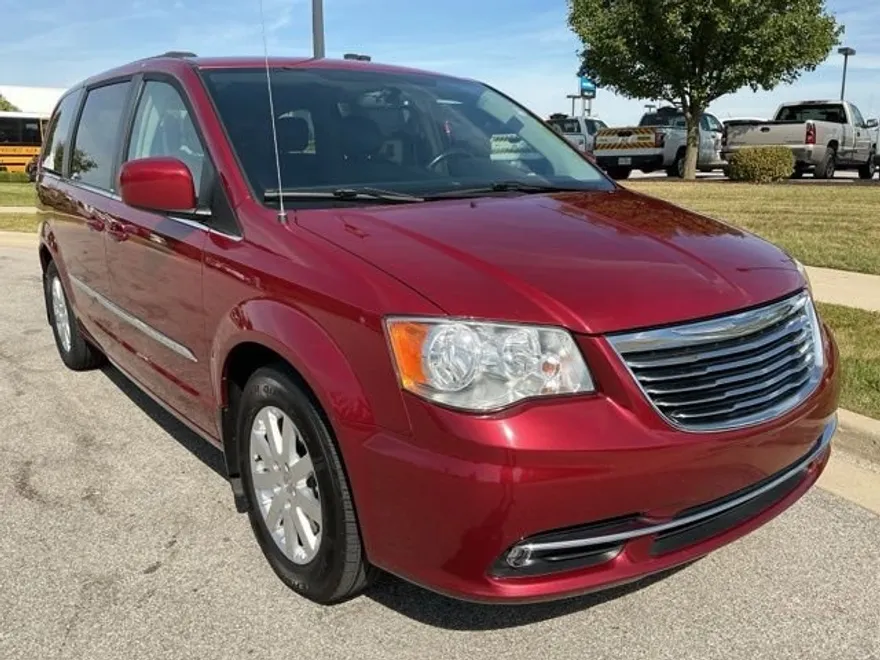 2014 Chrysler Town & Country Touring photo 1