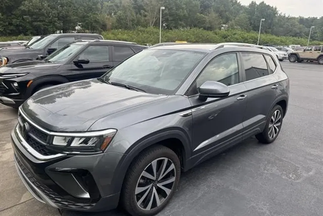 2024 Volkswagen Taos SE photo 1