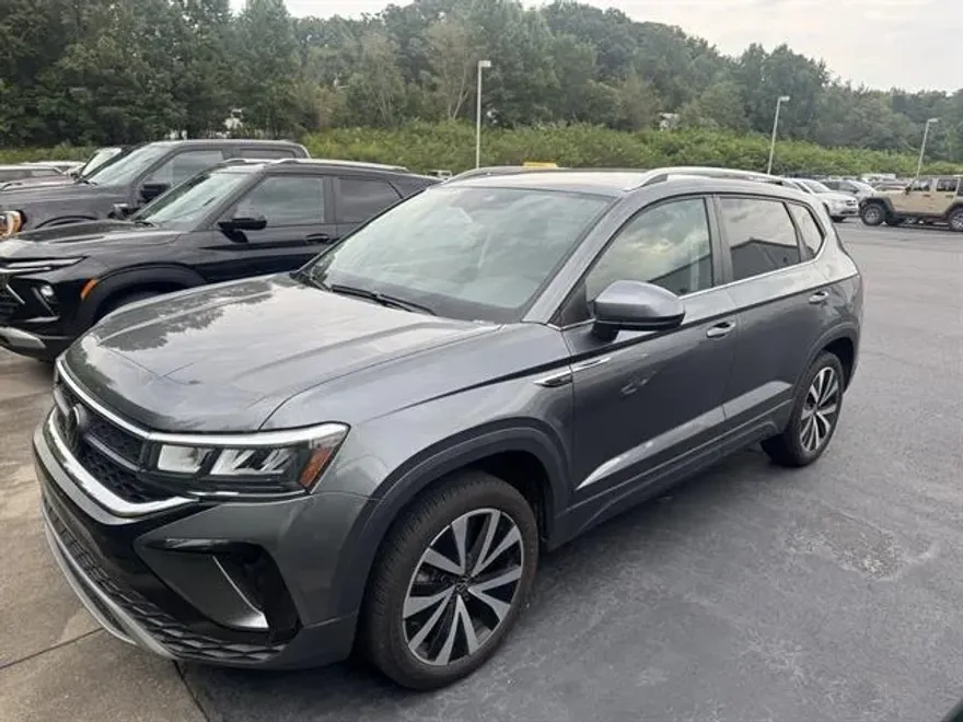 2024 Volkswagen Taos SE photo 1