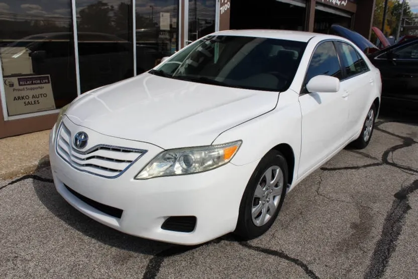2011 Toyota Camry SE photo 1