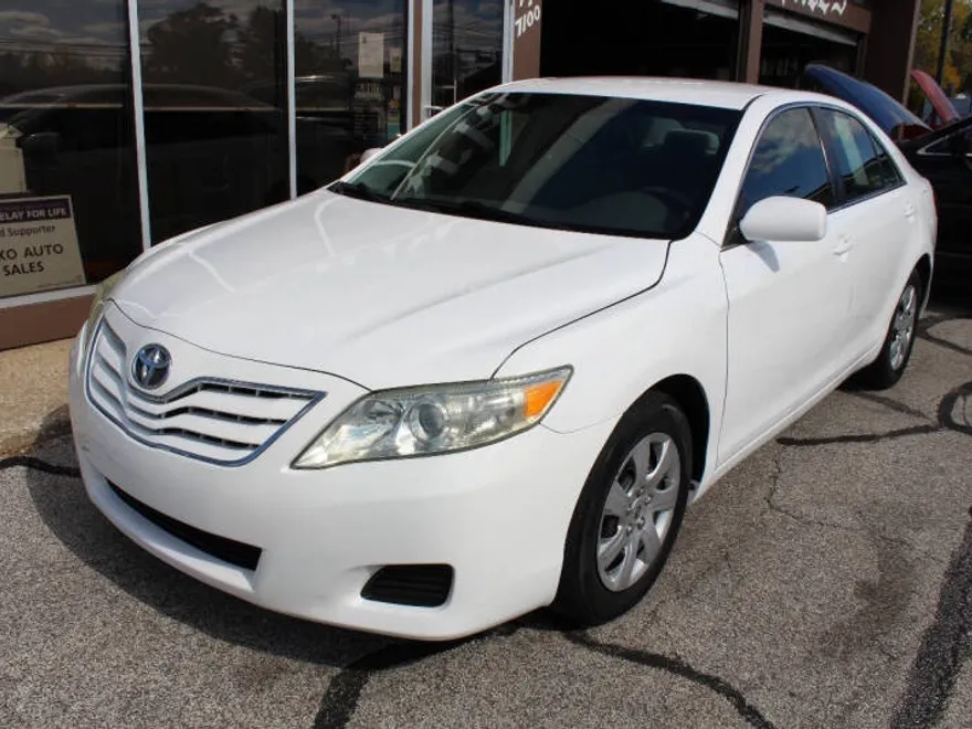 2011 Toyota Camry SE photo 1