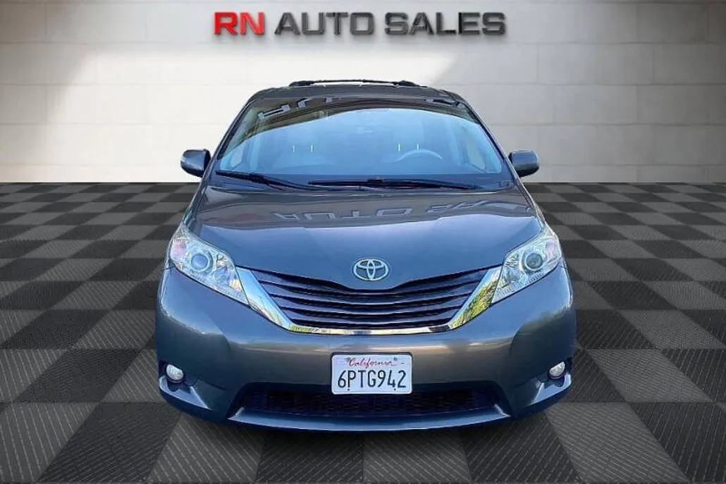 2011 Toyota Sienna photo 1