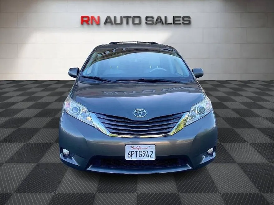 2011 Toyota Sienna photo 1
