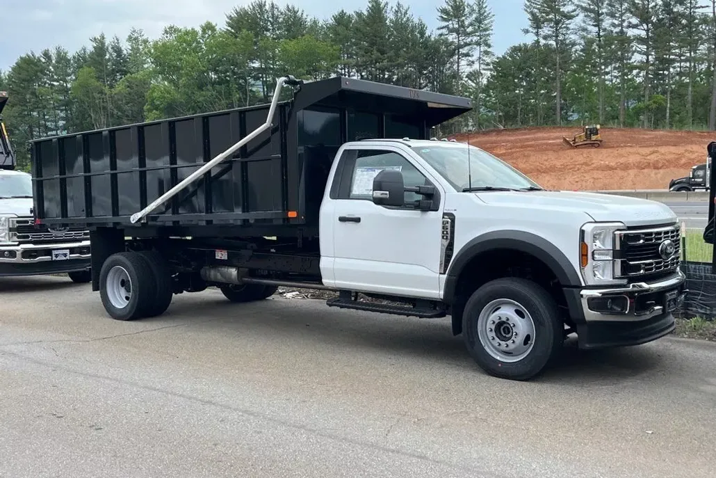 2025 Ford F-600 photo 1