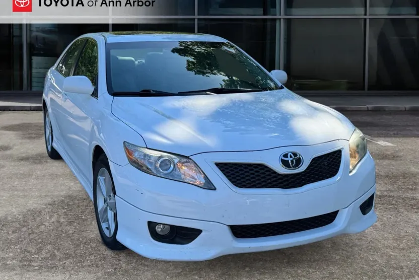 2011 Toyota Camry SE photo 1