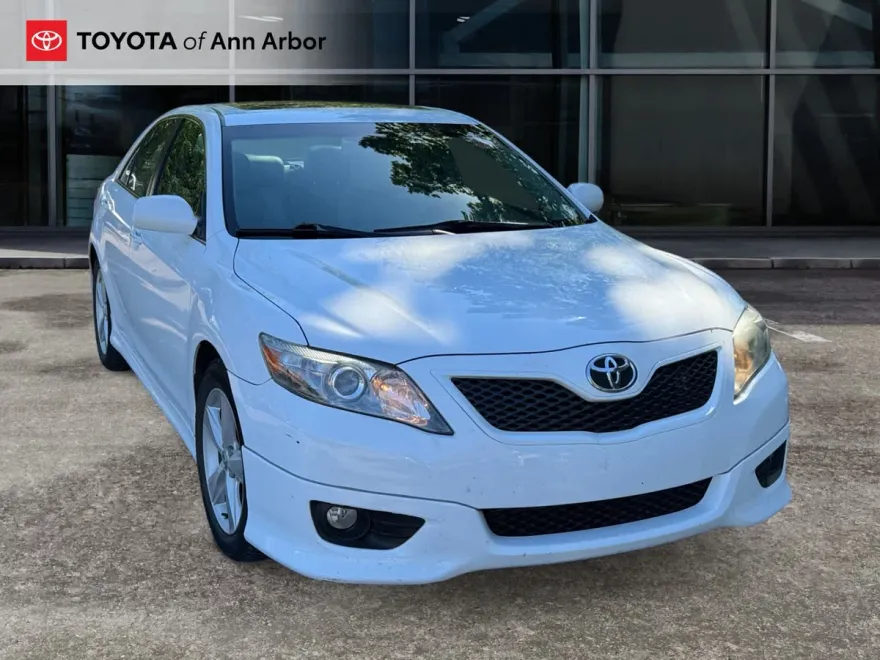 2011 Toyota Camry SE photo 1