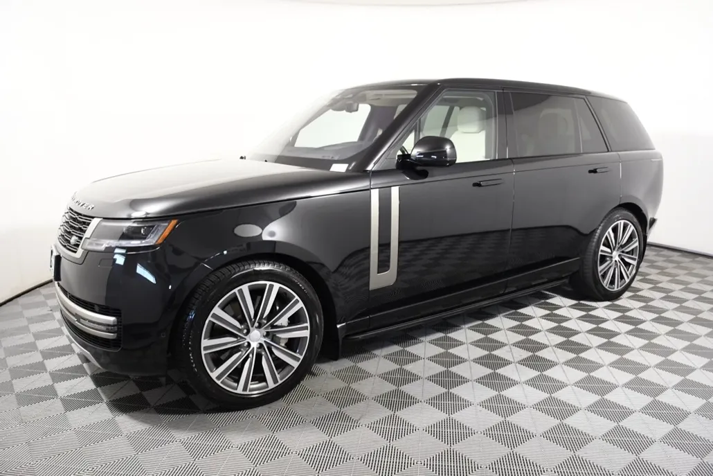 2023 Land Rover Range Rover SE photo 1