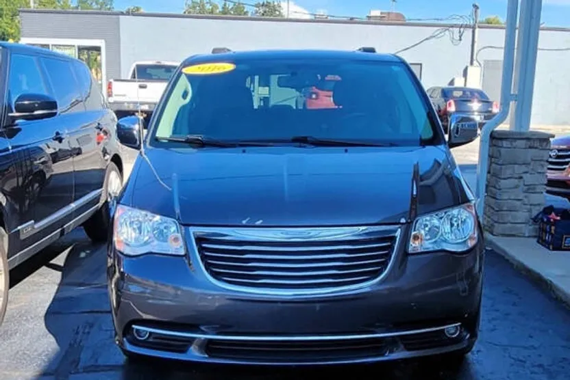 2016 Chrysler Town & Country photo 1