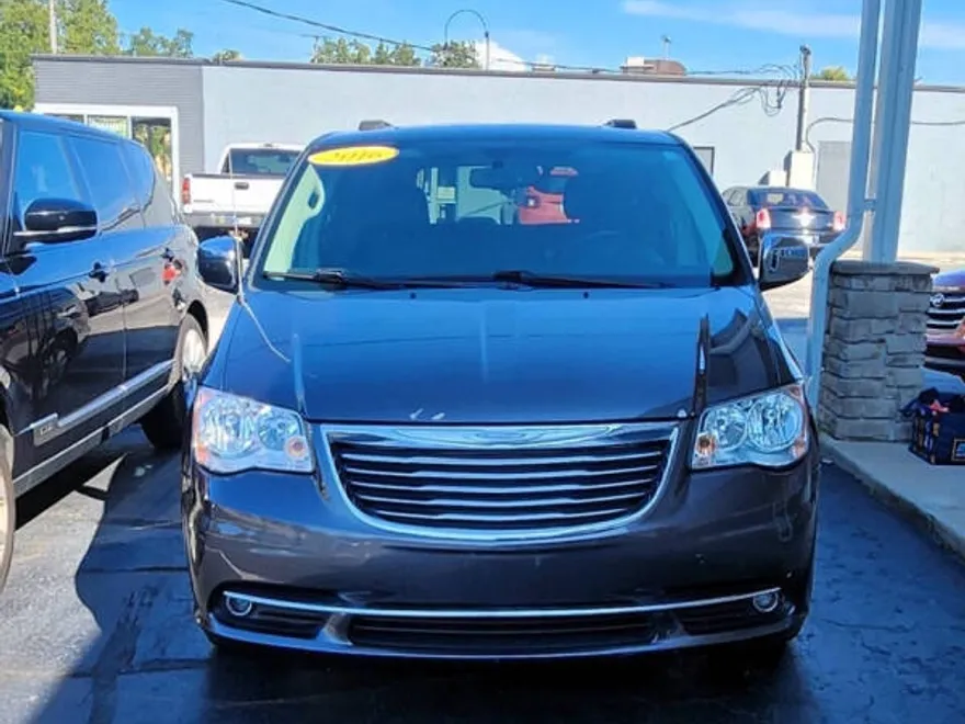 2016 Chrysler Town & Country photo 1
