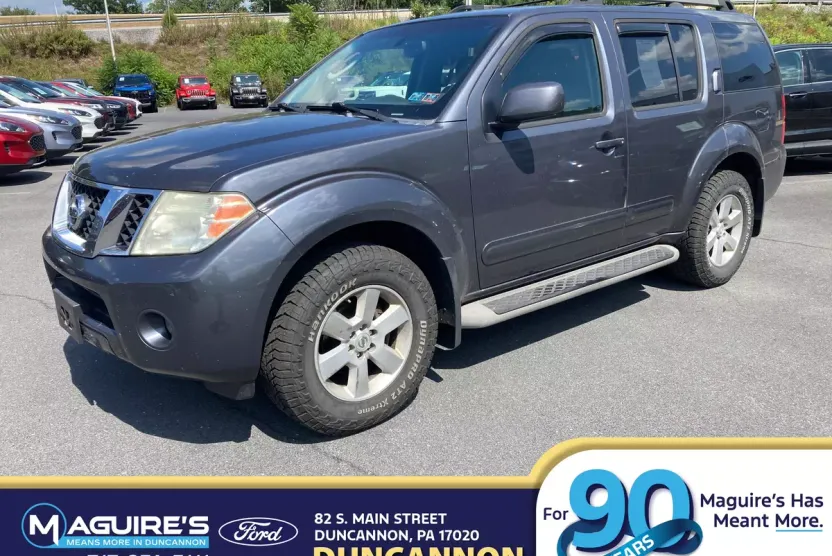 2011 Nissan Pathfinder SV photo 1