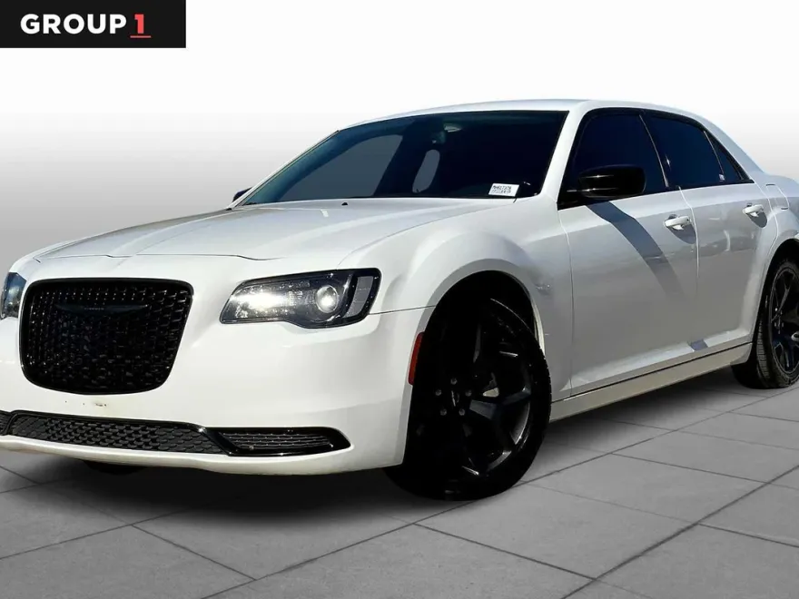2021 Chrysler 300 Touring Limited photo 1