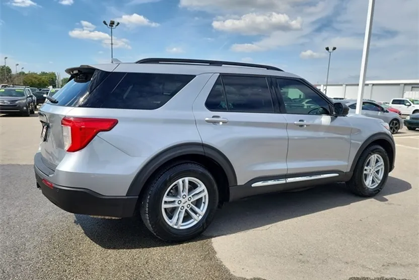 2020 Ford Explorer XLT photo 1